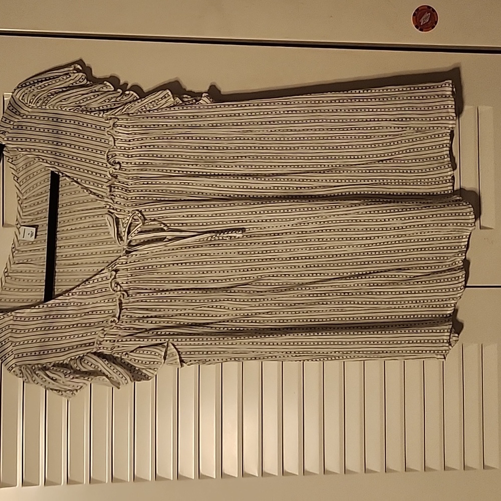 Bundle 3 like items $15. Old Navy flutter sleeve top